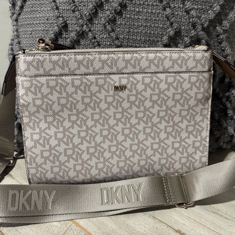 NWOT❤️DKNY Bryant Park Monogram Crossbody
